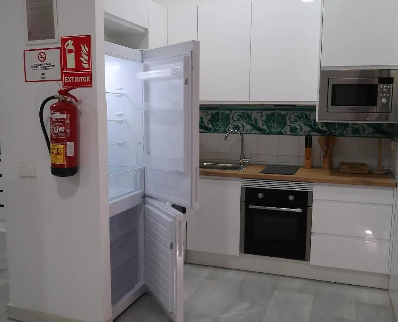 J & E Malaga Center Apartamentos Apartman